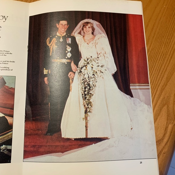 Livre souvenir du prince Charles et lady diana . En anglais 48 pages - Picture 2 of 11